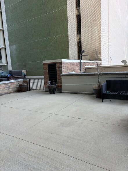 Building Photo - 129 E Bellevue Pl