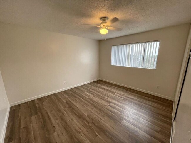 Building Photo - Spacious 2BD/1BA Apartment in Azalea Park ...
