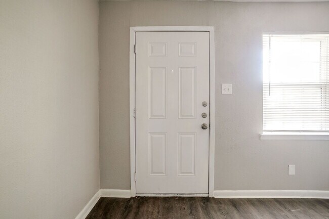 Building Photo - Cozy 2-Bed Duplex Available for Immediate ...