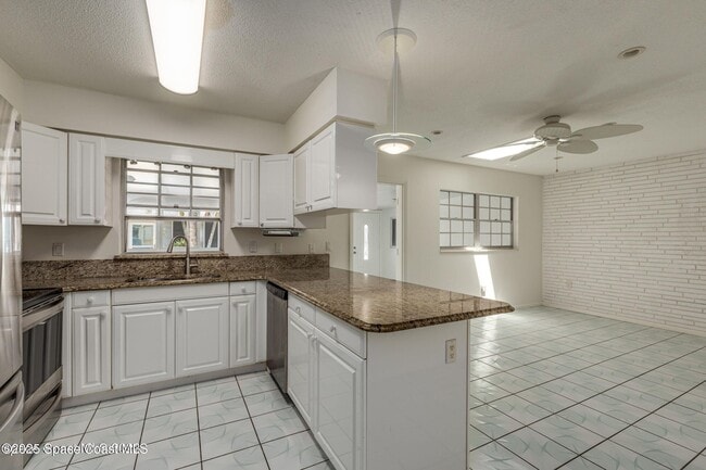 Building Photo - 302 Emerald Pl E