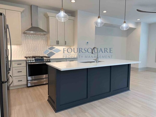 Building Photo - Modern 4-Bed / 4-Bath Townhome with Covered Patio, Deck & Garage – Inside the Beltline Near Downt...