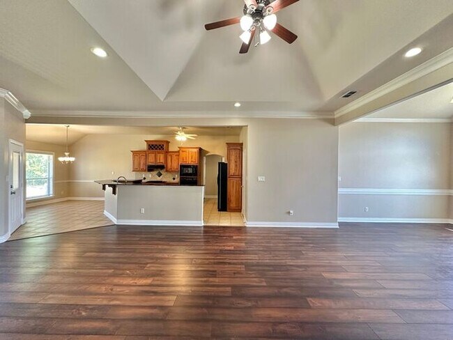Building Photo - Spacious Flint Home on a Corner Lot with Stunning Primary Suite