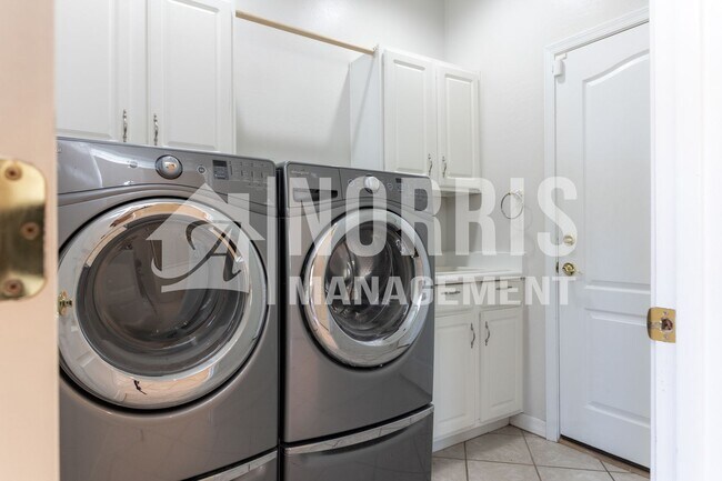 Building Photo - Beautiful Home Located in The Links