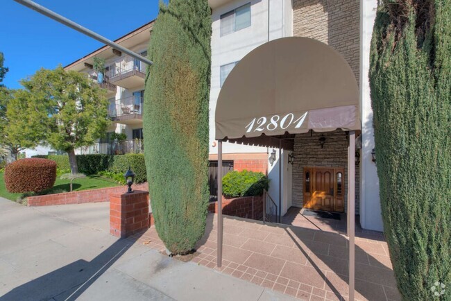 Building Photo - 12801 Moorpark St