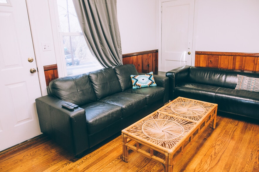 Building Photo - 1111 Rayon St