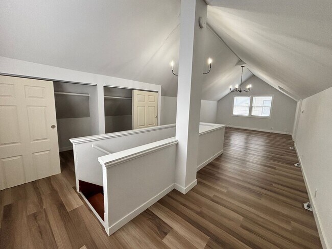 Building Photo - Newly updated 4 bedroom house in Laurelhurst neighborhood!