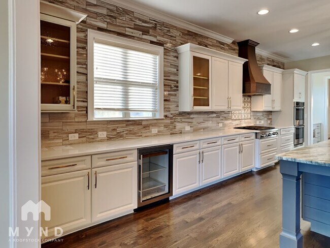 Building Photo - 2995 Manorview Ln