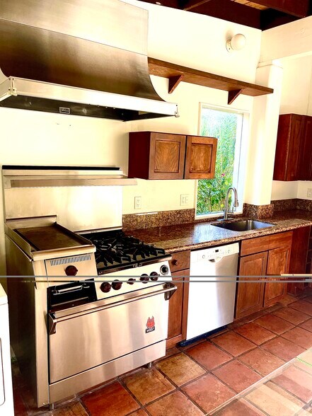 kitchen - 2366 Nichols Canyon Rd