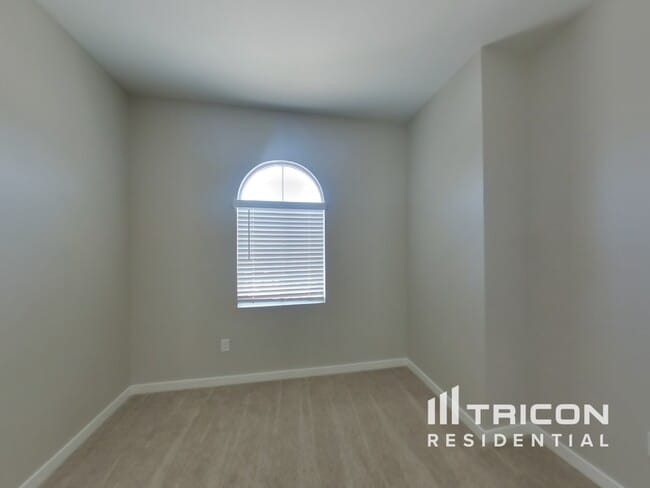 Building Photo - 4548 E Grandview St