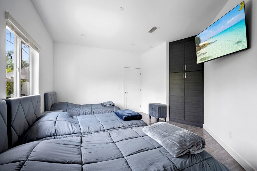 Building Photo - 13313 Wixom St