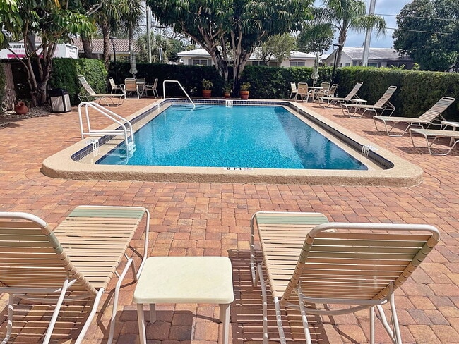 Building Photo - 2400 NE 10th St