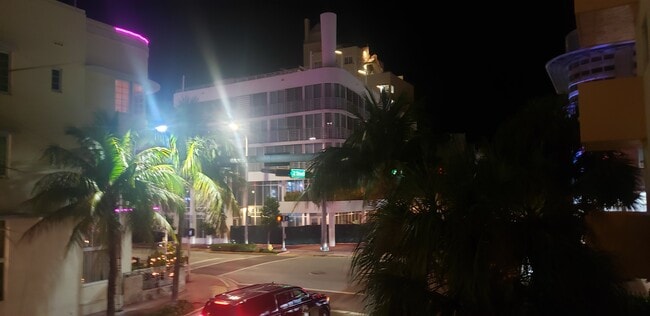 Building Photo - 1150 Collins Ave