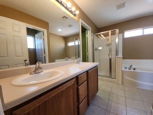 Building Photo - Beautiful detached home with fully fenced back yard.