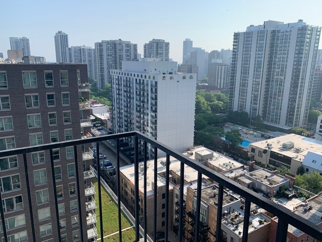 Building Photo - 1212 N La Salle Dr