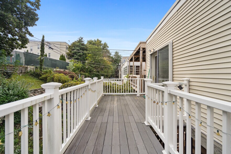 Building Photo - 61 Wordsworth St