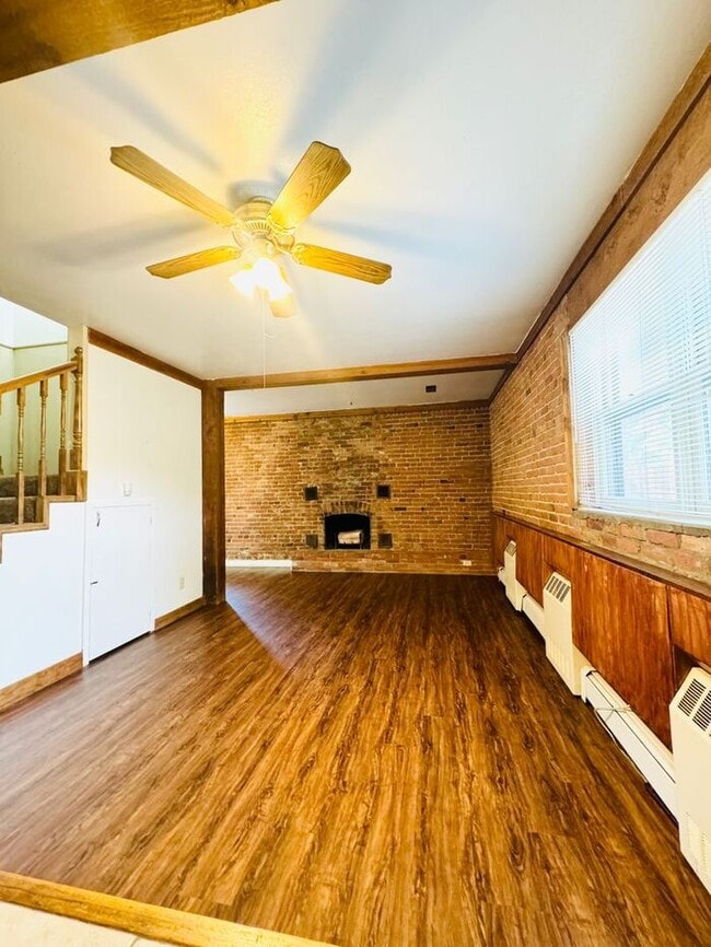 Building Photo - Beautiful 3 Bed 1.5 Bath Townhome in a Ren...