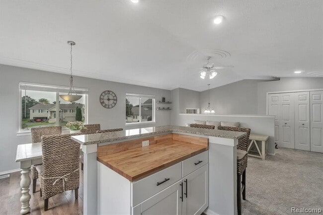 Building Photo - 1116 Lakeview Cir