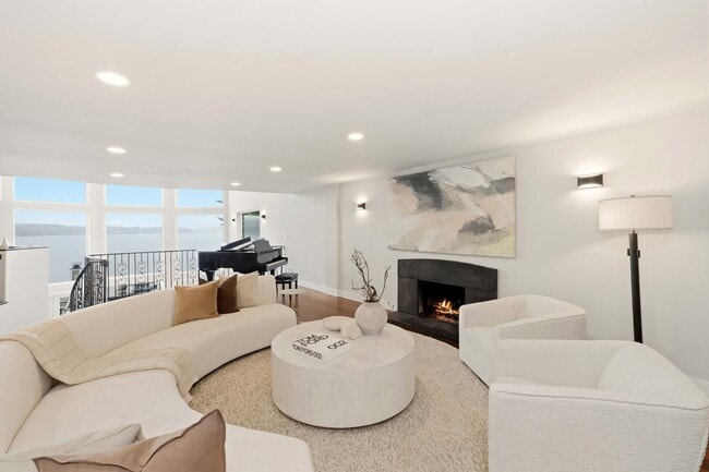 Building Photo - 4Bd/4.75Ba Bellevue Home