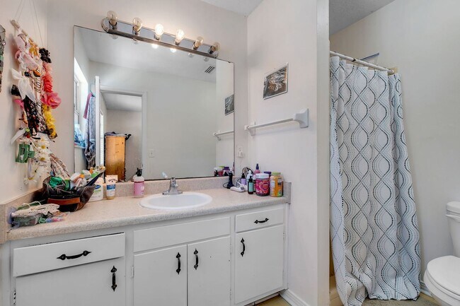 Building Photo - Updated Home Off Old Bainbridge Road