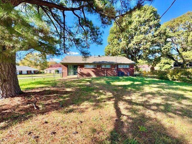 Building Photo - 5502 Santa Monica St