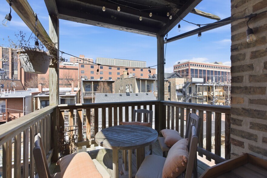 Building Photo - 850 W Oakdale Ave