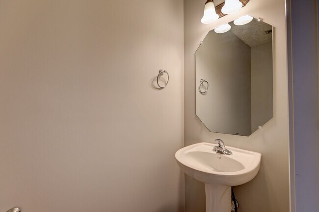Building Photo - 791 Colin Ct