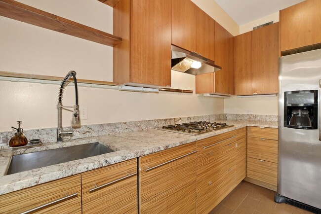 Building Photo - Available Now! 4 Bedroom  3.5  Bathroom Townhouse //Woodley Park// Garage, Driveway & 3 Levels of...