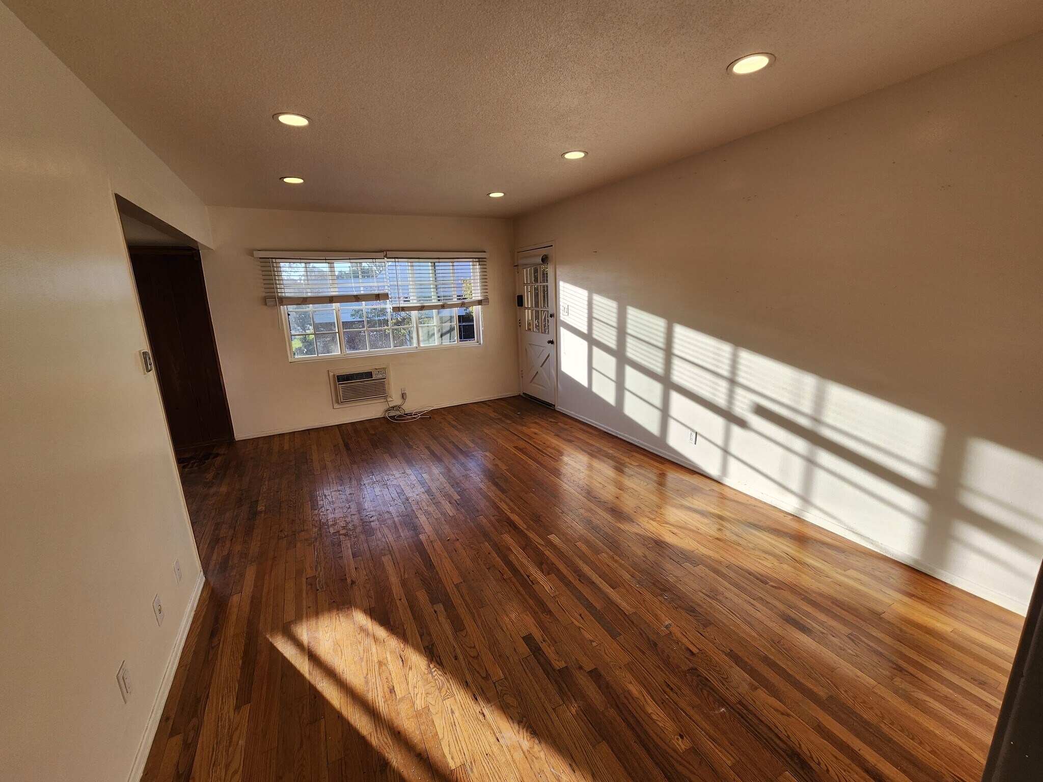 Building Photo - 14227 Moorpark St