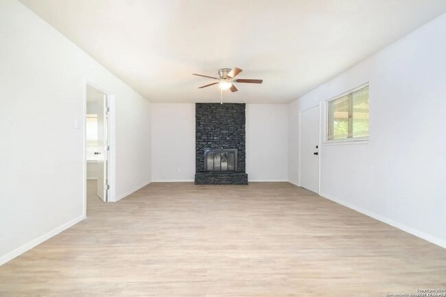 Building Photo - Modern 4-Bedroom House Near Leon Valley