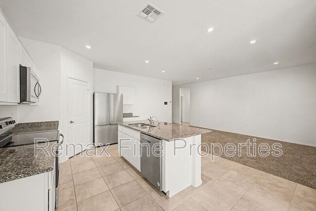 Building Photo - 1566 E Fletcher Dr