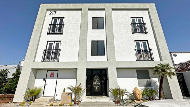 Building Photo - DLUX Lofts