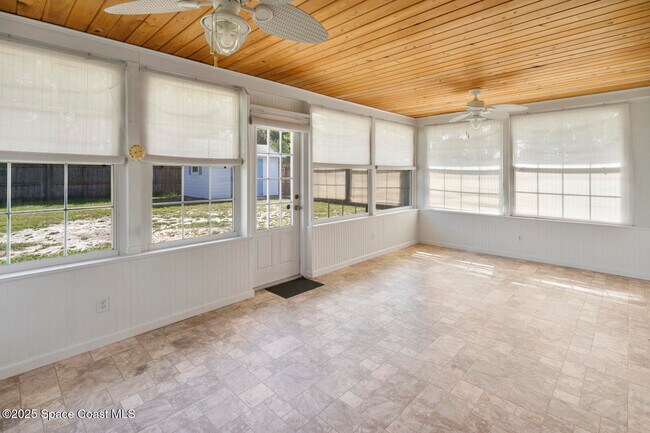 Building Photo - 219 Narvaez Dr