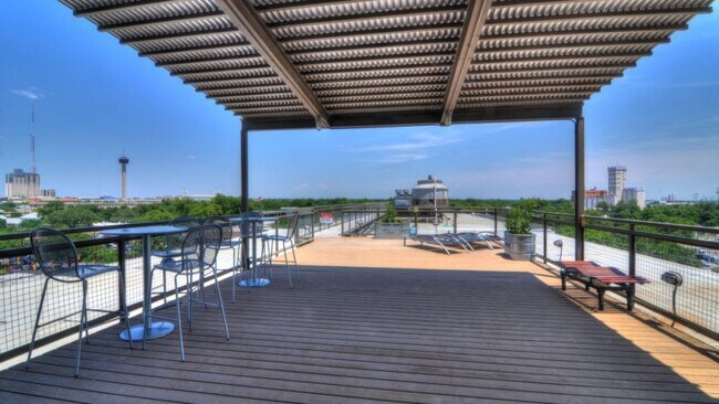 Building Photo - 831 S Flores St