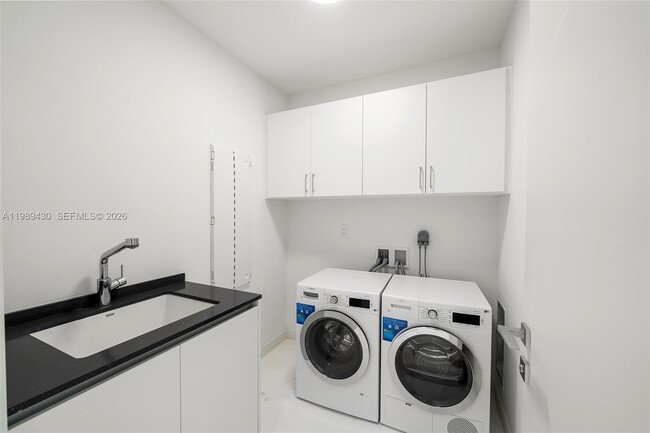 Building Photo - 300 Biscayne Blvd Way