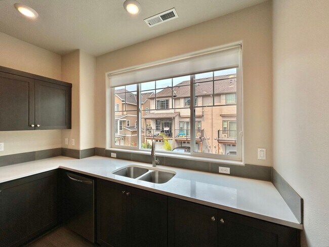Building Photo - Stunning 2 Bed, 2.5 Bath Craftsman Townhome with Community Amenities!