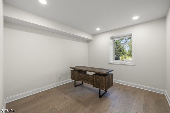 Building Photo - 20 Woodfern Rd
