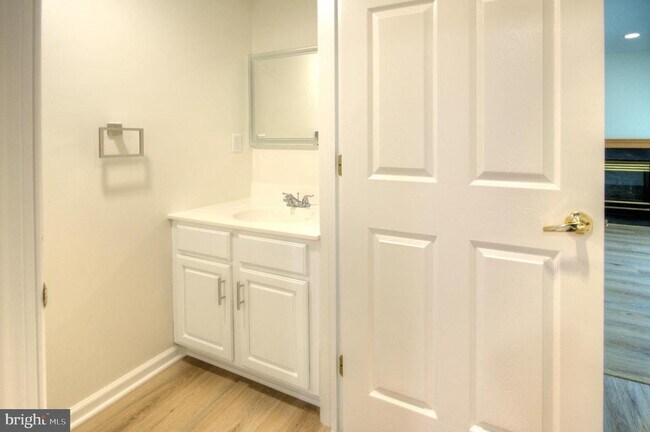 Building Photo - 18 Alexandra Ct