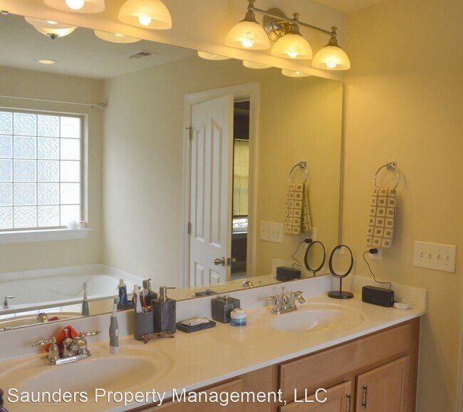 Building Photo - 4981 Wyngate Village Dr