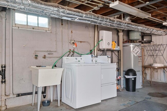 Building Photo - Charming close-in Foster-Powell studio in four-plex—Updated kitchen & bath, shared laundry, share...