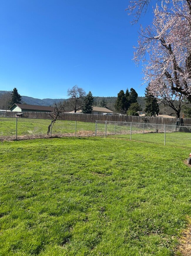 Building Photo - 2883 W Griffin Creek Rd