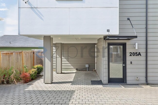 Building Photo - 205 16th Ave