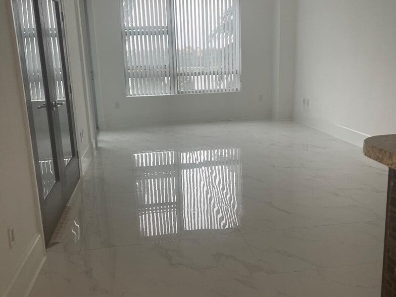 Building Photo - 2681 N Flamingo Rd
