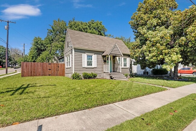 Building Photo - Cutest Cottage available Now in McKinney!