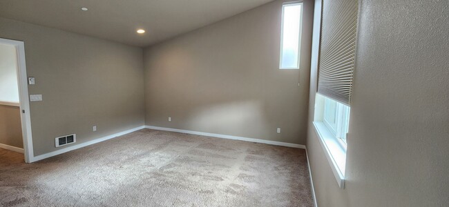 Building Photo - Spacious 3 bedroom Home MOVE-IN READY