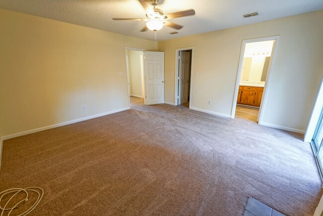 Building Photo - Super Cute 3 bedroom 3 bathroom townhome o...