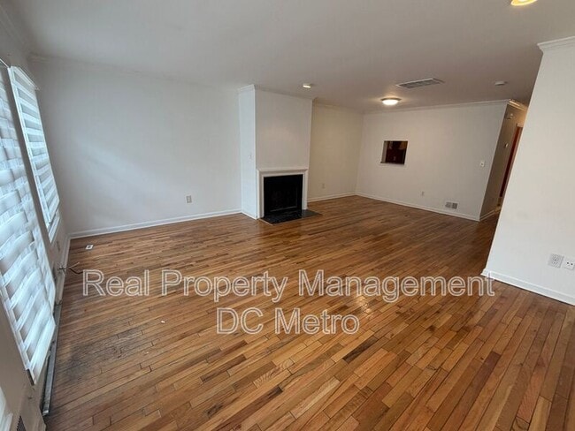 Building Photo - 1406 Carrollsburg Pl SW