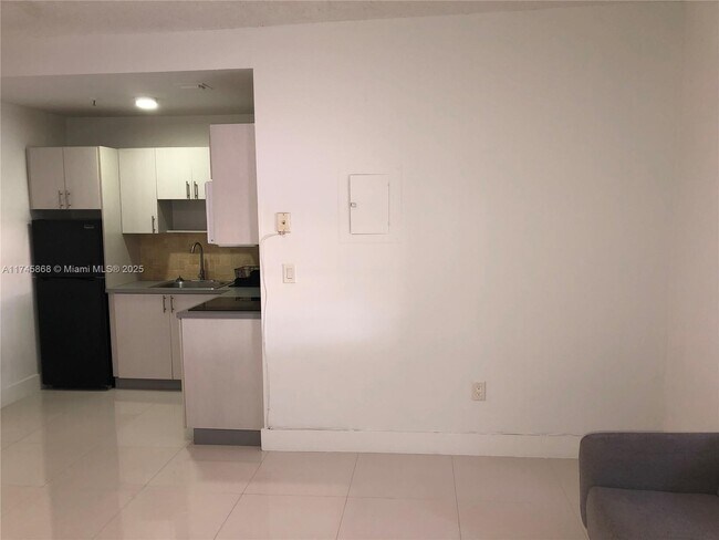 Building Photo - 27XX Collins Ave