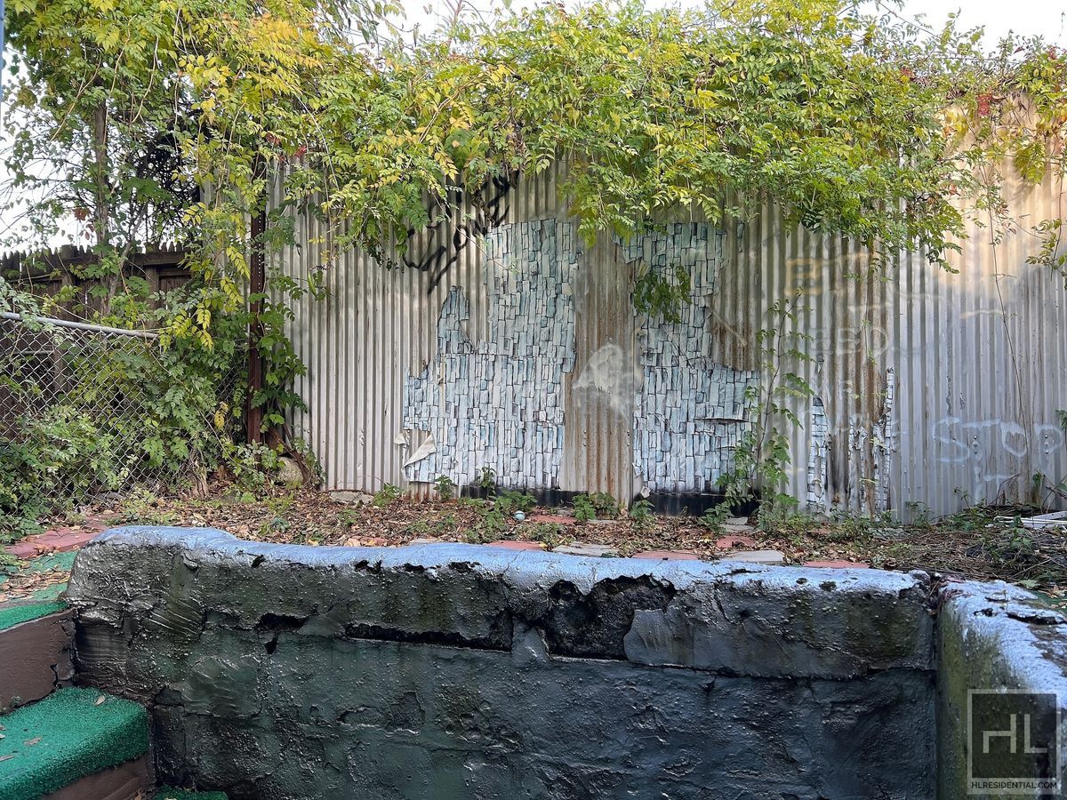 Building Photo - 3BR 1BA Sunny Corner Duplex w/ backyard