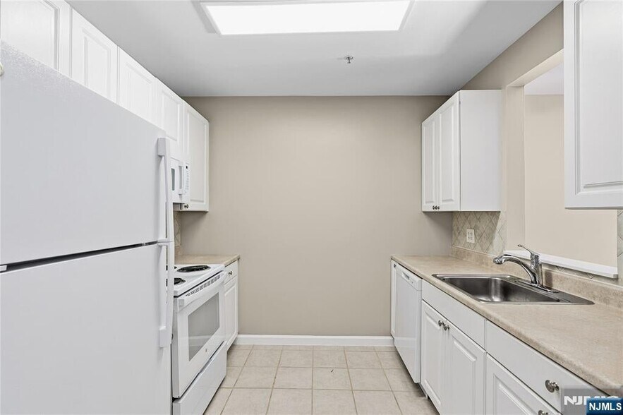 Building Photo - 905 River Rd