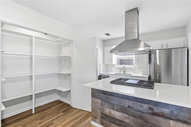 Building Photo - 404 Seminole Dr